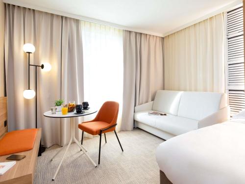 Habitación Estándar con 1 cama doble y 1 sofá cama del hotel Novotel Aix En Provence Beaumanoir Les 3 Sautets. Foto 3