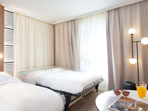 Habitación Estándar con 1 cama doble y 1 sofá cama del hotel Novotel Aix En Provence Beaumanoir Les 3 Sautets. Foto 4