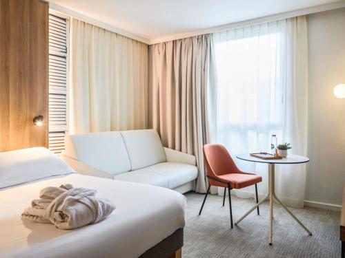 Habitación Doble Privilege con sofá cama del hotel Novotel Aix En Provence Beaumanoir Les 3 Sautets. Foto 3