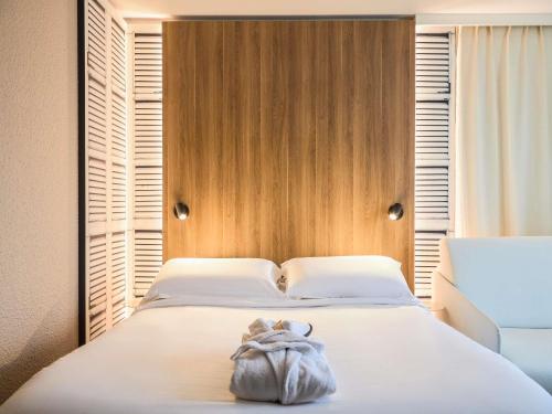Habitación Doble Privilege con sofá cama del hotel Novotel Aix En Provence Beaumanoir Les 3 Sautets. Foto 4