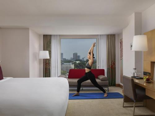 Habitación Deluxe con sofá y cama extragrande del hotel Novotel Yangon Max