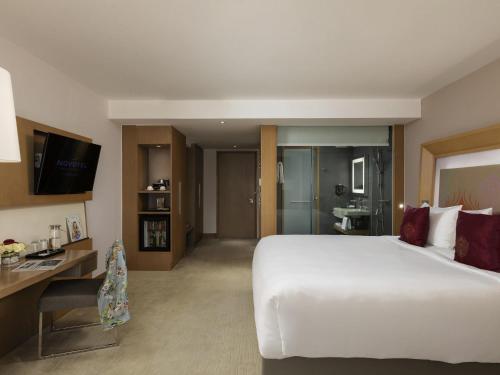 Habitación Deluxe con sofá y cama extragrande del hotel Novotel Yangon Max. Foto 4