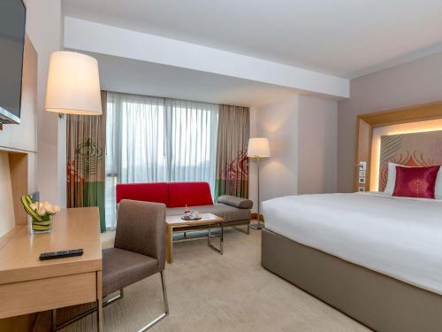Habitación Deluxe con sofá y cama extragrande del hotel Novotel Yangon Max. Foto 7