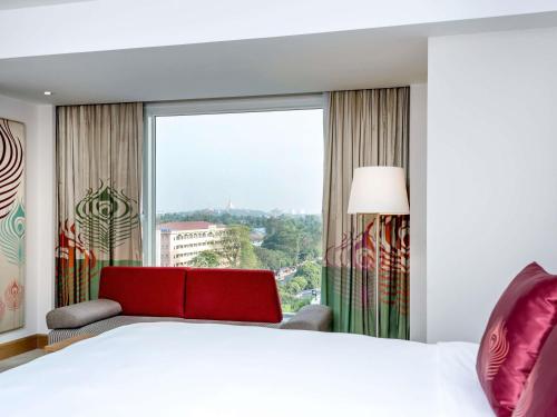 Habitación Deluxe con sofá y cama extragrande del hotel Novotel Yangon Max. Foto 9