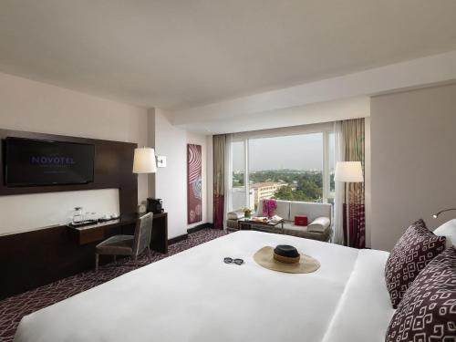 Habitación Executive de lujo con cama extragrande del hotel Novotel Yangon Max. Foto 1