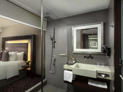 Habitación Executive de lujo con cama extragrande del hotel Novotel Yangon Max. Foto 8