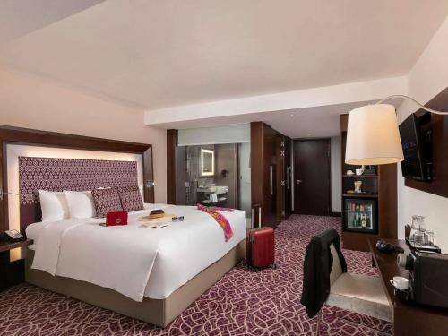 Habitación Executive de lujo con cama extragrande del hotel Novotel Yangon Max. Foto 9
