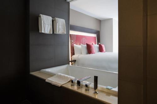 Suite Executive de lujo con bañera del hotel Novotel Yangon Max