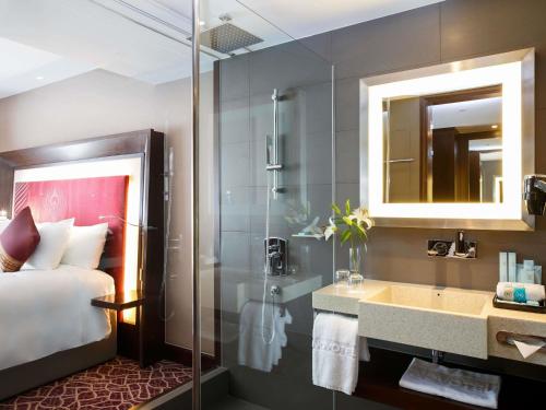 Suite Executive de lujo con bañera del hotel Novotel Yangon Max. Foto 7