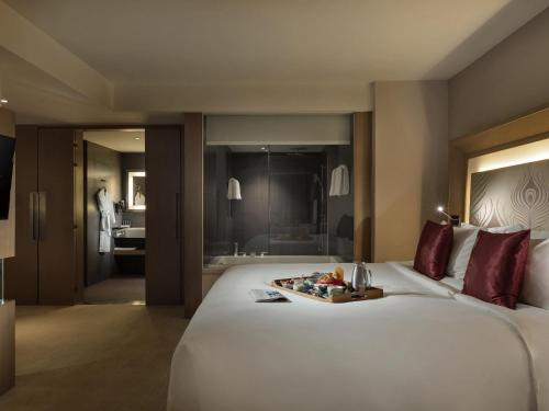 Suite Deluxe con bañera del hotel Novotel Yangon Max. Foto 3