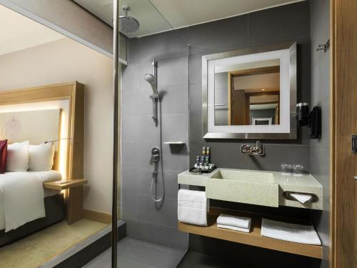 Habitación Doble Deluxe con sofá - 2 camas del hotel Novotel Yangon Max. Foto 3