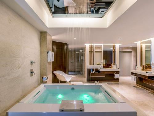 Suite Premier del hotel Novotel Yangon Max. Foto 6
