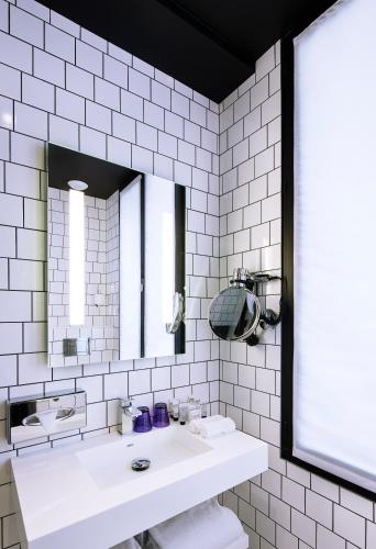 Habitación con cama extragrande y ducha a ras de suelo - Adaptada para personas con movilidad reducida del hotel Best Western Premier Faubourg 88. Foto 2