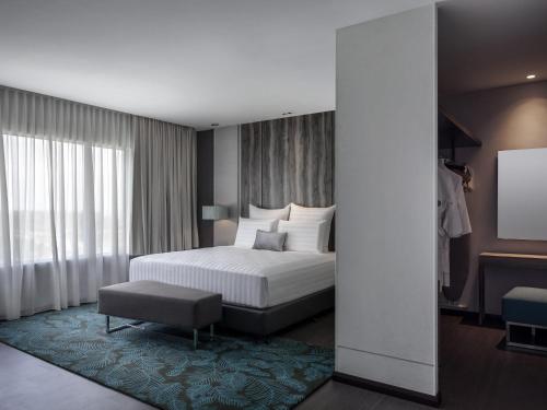 Suite Superior con cama extragrande del hotel Pullman Miri Waterfront. Foto 1