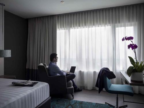 Suite Superior con cama extragrande del hotel Pullman Miri Waterfront. Foto 3