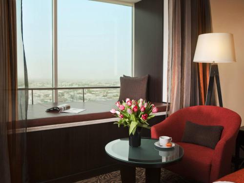 Habitación Doble con asientos en la ventana y vistas - 2 camas del hotel Towers Rotana