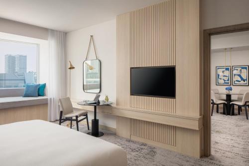 Suite con ventana de nuevo diseño del hotel Towers Rotana