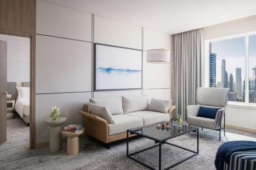 Suite con ventana de nuevo diseño del hotel Towers Rotana. Foto 1