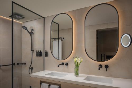 Suite con ventana de nuevo diseño del hotel Towers Rotana. Foto 3
