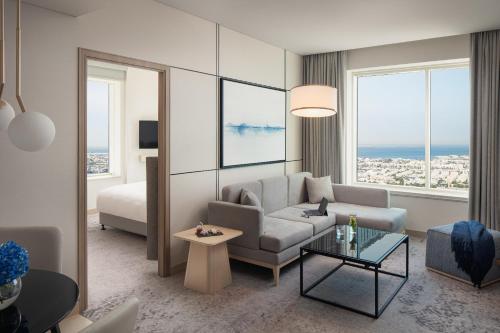 Suite de nuevo diseño de 1 dormitorio del hotel Towers Rotana. Foto 3