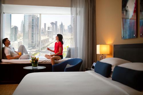 Suite de 1 dormitorio con acceso al salón del hotel Towers Rotana