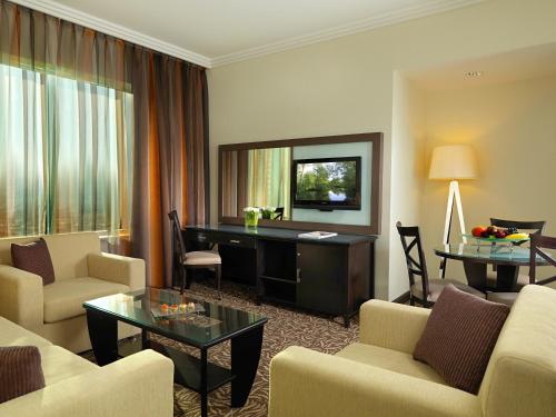 Suite de 1 dormitorio con acceso al salón del hotel Towers Rotana. Foto 2