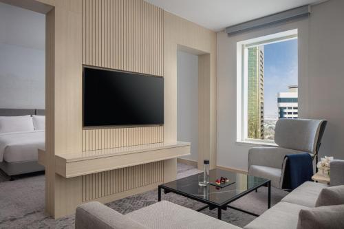 Habitación familiar de nuevo diseño del hotel Towers Rotana. Foto 1