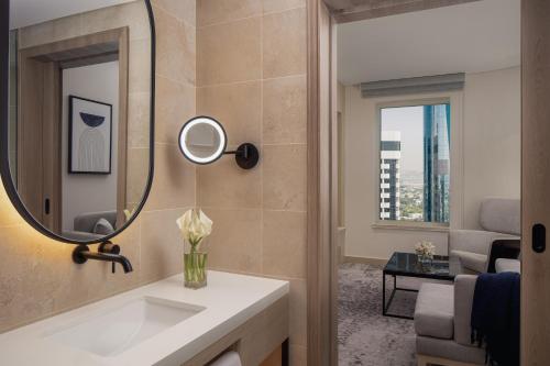 Habitación familiar de nuevo diseño del hotel Towers Rotana. Foto 2