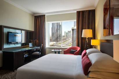 Habitación con cama extragrande y acceso al salón del hotel Towers Rotana. Foto 4