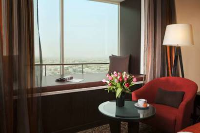 Habitación con asientos en la ventana y vistas - 1 cama extragrande del hotel Towers Rotana. Foto 3