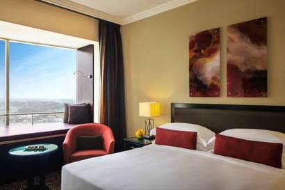 Habitación con asientos en la ventana y vistas - 1 cama extragrande del hotel Towers Rotana. Foto 5