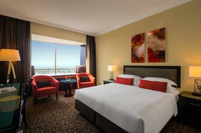 Habitación con asientos en la ventana y vistas - 1 cama extragrande del hotel Towers Rotana. Foto 6