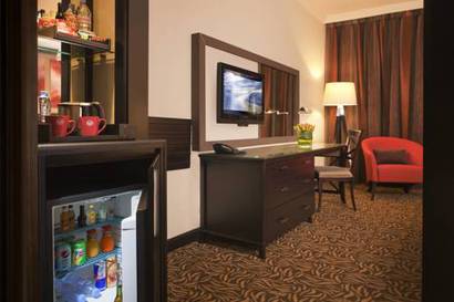 Habitación con cama extragrande y acceso al salón del hotel Towers Rotana. Foto 6