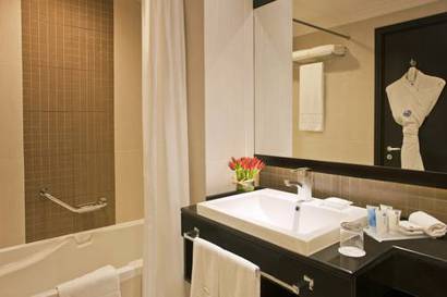 Habitación con cama extragrande y acceso al salón del hotel Towers Rotana. Foto 7
