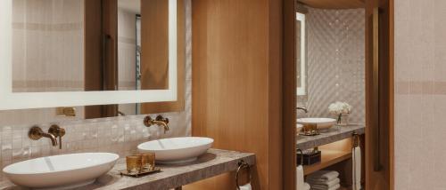 Ocean View Deluxe Room with Private Balcony - includes KiDS Club access del hotel Jumeirah Beach. Foto 6
