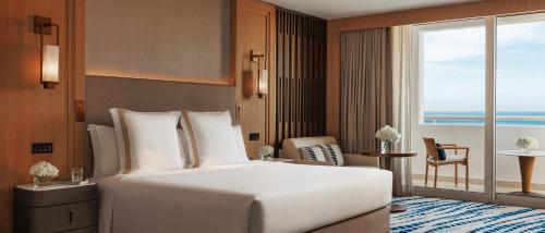 Ocean View Deluxe Room with Private Balcony - includes KiDS Club access del hotel Jumeirah Beach. Foto 9