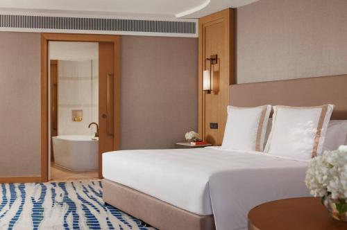 Ocean View Deluxe Room with Private Balcony - includes KiDS Club access del hotel Jumeirah Beach. Foto 10