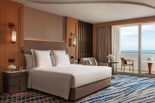 Ocean View Deluxe Room with Private Balcony - includes KiDS Club access del hotel Jumeirah Beach. Foto 12