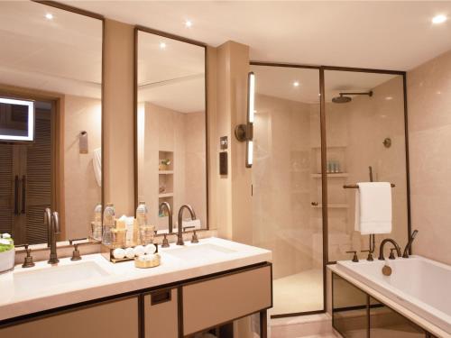One Bedroom Ocean View Suite with Private Terrace - includes Daily Breakfast & Afternoon Tea, Evening Drinks & Canapes and Club Privileges del hotel Jumeirah Beach. Foto 4