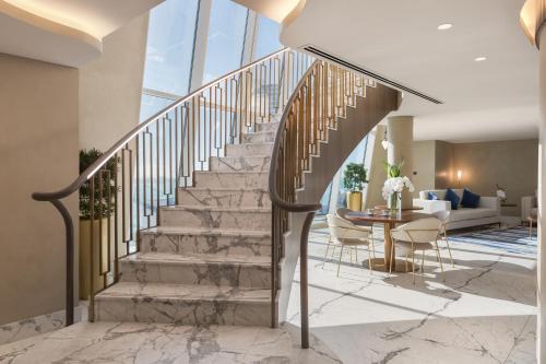 Presidential Duplex Suite with Private Balcony - includes Daily Breakfast & Afternoon Tea, Evening Drinks & Canapes and Club Privileges del hotel Jumeirah Beach