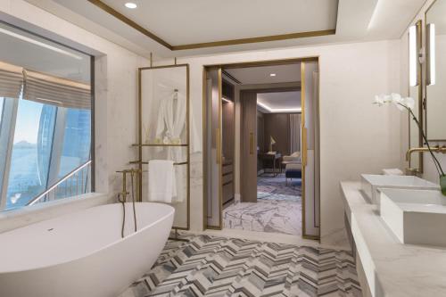 Presidential Duplex Suite with Private Balcony - includes Daily Breakfast & Afternoon Tea, Evening Drinks & Canapes and Club Privileges del hotel Jumeirah Beach. Foto 3