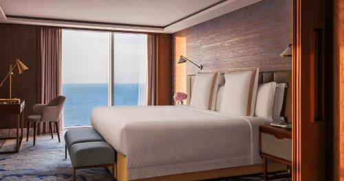 Presidential Duplex Suite with Private Balcony - includes Daily Breakfast & Afternoon Tea, Evening Drinks & Canapes and Club Privileges del hotel Jumeirah Beach. Foto 9