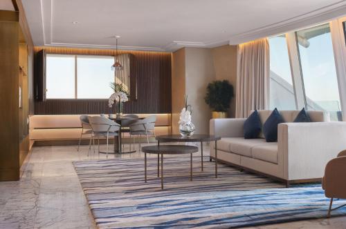 Al Marsa Suite with Private Balcony - includes Daily Breakfast & Afternoon Tea, Evening Drinks & Canapes and Club Privileges del hotel Jumeirah Beach. Foto 4