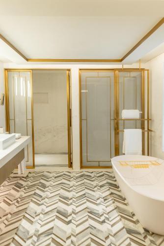 Al Marsa Suite with Private Balcony - includes Daily Breakfast & Afternoon Tea, Evening Drinks & Canapes and Club Privileges del hotel Jumeirah Beach. Foto 5