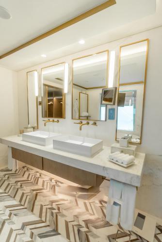 Al Marsa Suite with Private Balcony - includes Daily Breakfast & Afternoon Tea, Evening Drinks & Canapes and Club Privileges del hotel Jumeirah Beach. Foto 6