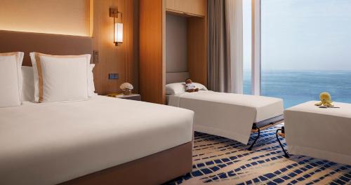Ocean View Family Deluxe Room with Murphy Wall Beds - includes KiDS Club access del hotel Jumeirah Beach. Foto 4