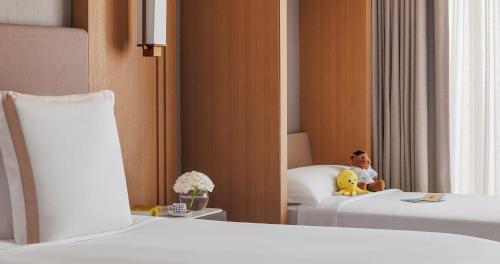 Ocean View Family Deluxe Room with Murphy Wall Beds - includes KiDS Club access del hotel Jumeirah Beach. Foto 5