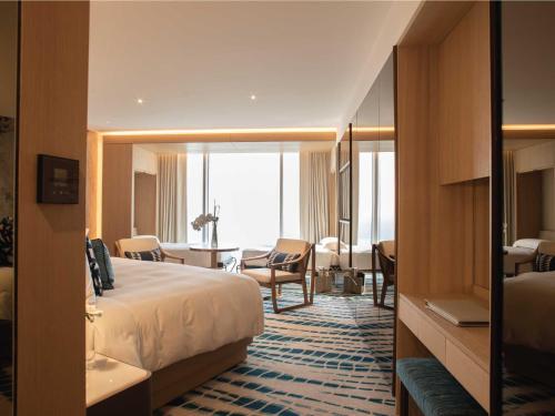 Ocean View Family Deluxe Room with Murphy Wall Beds - includes KiDS Club access del hotel Jumeirah Beach. Foto 6