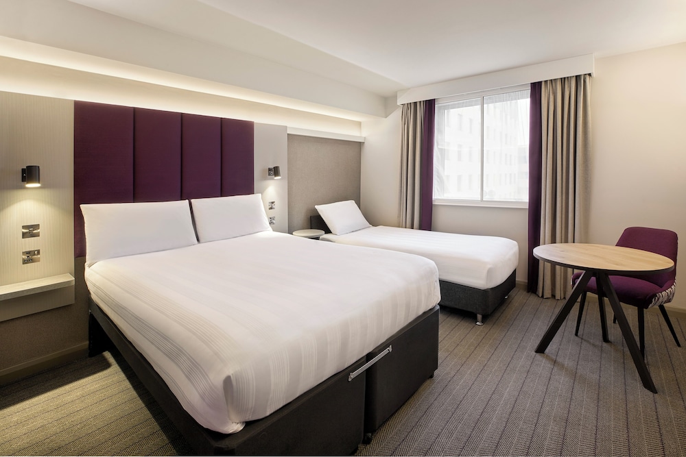 Habitación triple familiar del hotel Premier Inn London Ealing