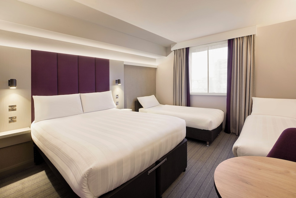 Habitación cuádruple familiar del hotel Premier Inn London Ealing